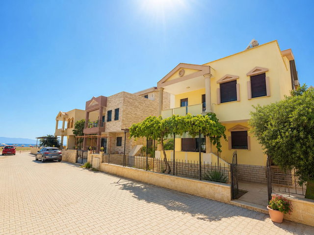 GÜMÜLDÜR ATATÜRK MAH’DE GÜNEY CEPHELİ, 3 KATLI MÜSTAKİL EV