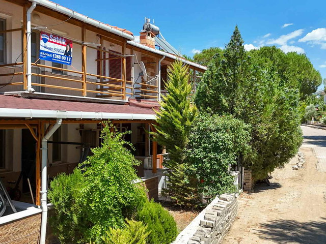 GEYIKLI BOZCAADA FERIBOT İSKELESINDE SATILIK SITE İÇI 2+1 VILLA