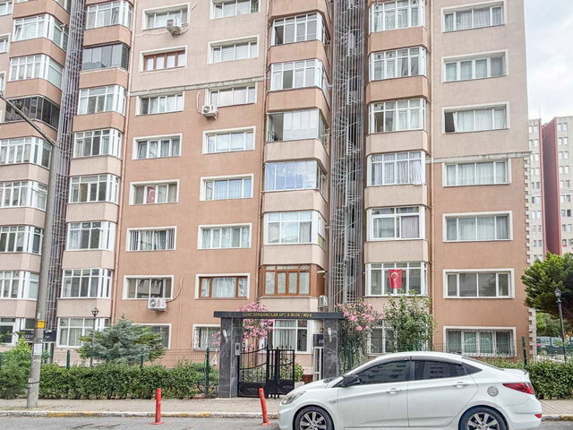 BEYLİKDÜZÜ BARIŞ MAHALLESİ'NDE MERKEZİ KONUMDA 3+1 SATILIK DAİRE