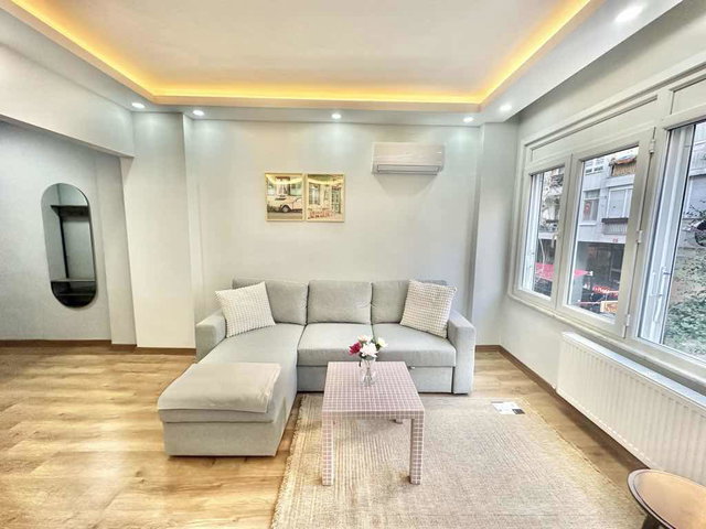 CAFERAĞA MAHALLESİNDE İÇİ YENİLENMİŞ EŞYALI KİRALIK 2+1 DAİRE