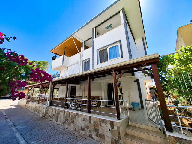SITE IÇI DENIZE YAKIN IÇI TAMAMEN YENILENMIŞ BAHÇELI 4+1 VILLA
