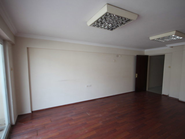 KARŞIYAKA ÇARŞI MERKEZINDE KIRALIK OFIS