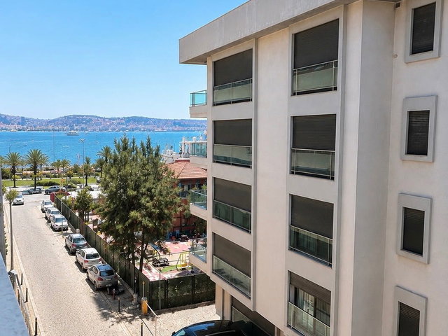 KARŞIYAKA DONANMACI’DA DENİZ MANZARALI  3 CEPHELİ  4+1 KİRALIK DAİRE