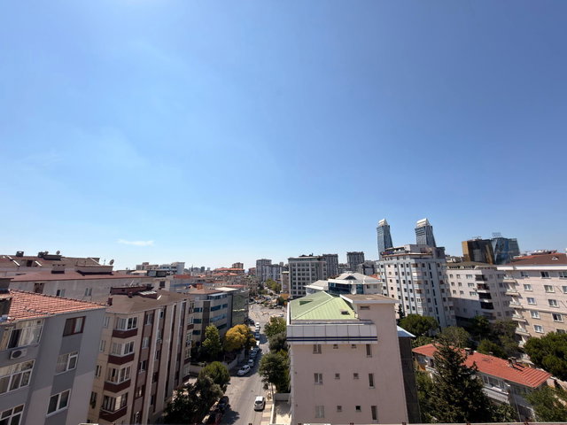 MALTEPE BAĞLARBAŞI’NDA GÜNEY-BATI CEPHELİ, BALKONLU 1+1 ÇATI KATI KİRALIK DAİRE