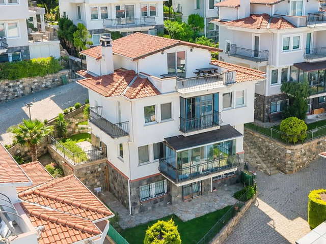 RE/MAX BEYAZ | MUDANYA HALİTPAŞA NAZAR SİTESİ’NDE DENİZ MANZARALI ÖZEL 4+2 VİLLA