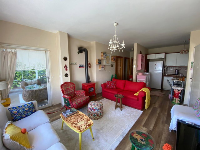 BODRUM GÜMÜŞLÜK'TE DOĞAYLA İÇ İÇE MÜSTAKİL HİSSİYATI SUNAN  İSKÂNLI 2+1 DAİRE