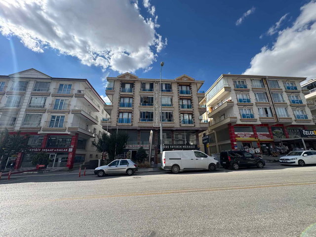 MAVİ GÖL CAD ÜZERİ 3+1 125 M² NET OTOPARKLI ASANSÖRLÜ