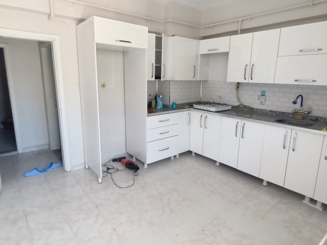ÇUKURDERE MAHALLESİ'DE ARA KAT 3+1 SATILIK DAİRE
