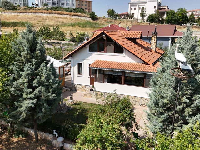 TEMELLİ GÖLÜNE ÇOK YAKIN KONUMDA KÖŞE BAŞI GENİŞ BAHÇELİ MÜSTAKİL VİLLA