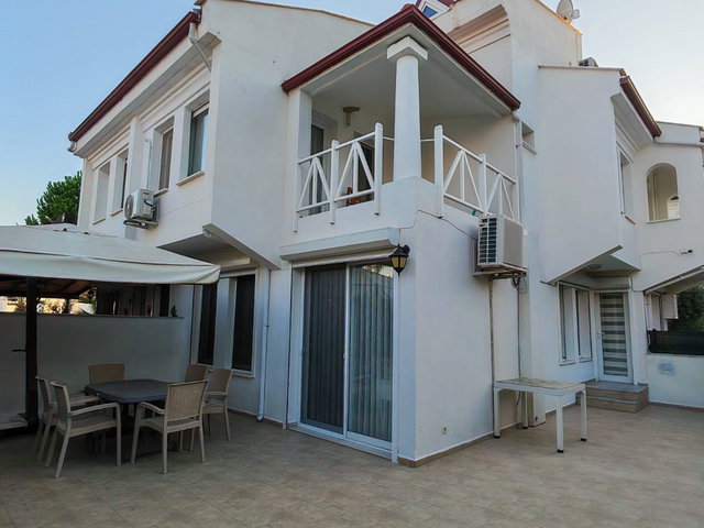 KADINLAR DENIZI MAH. BAHÇELIEVLER SITESI 4+1 VILLA DENIZE 300M