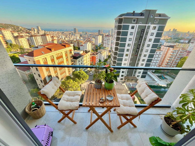 KARTAL HÜRRİYET MAHALLESİ HAVUZLU OTOPARKLI SİTEDE SATILIK 2+1 DAİRE