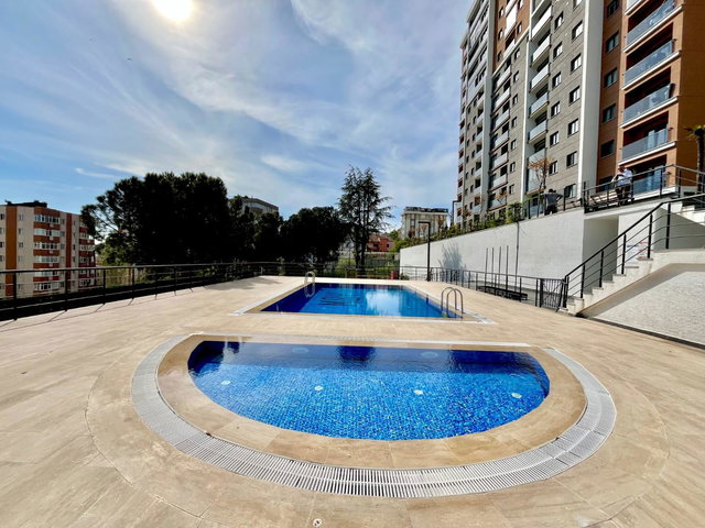 KARTAL HÜRRİYET MAHALLESİ HAVUZLU OTOPARKLI SİTEDE SATILIK 2+1 DAİRE