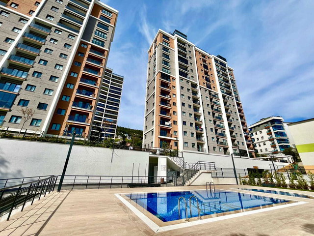 KARTAL HÜRRİYET MAHALLESİ HAVUZLU OTOPARKLI SİTEDE SATILIK 2+1 DAİRE