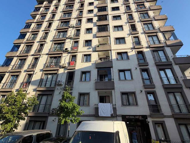 ÜMRANİYE İSTİKLAL DE METROYA 8 DAKİKA SATILIK 3+1 BAHÇE KATI
