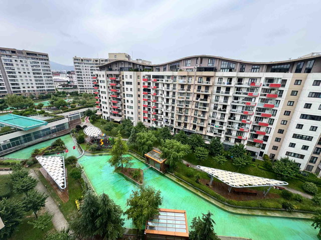 SİNPAŞ LİVA SATIŞOFİSİ REMAXPROF SEZAİ T. SATILIK 1+1 GÖL PEYZAJ