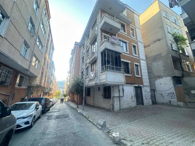 MAHMUTBEY’DE GÜNEY-DOĞU CEPHELİ, BALKONLU 1+1 | KİRACILI | KREDİYE UYGUN