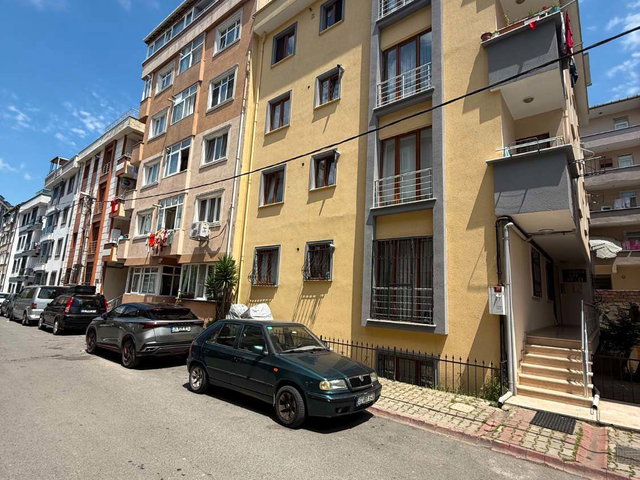 ÜMRANIYE İSTIKLAL MAHALLESI'NDE  2+1 BAHÇE KULLANIMLI DAIRE