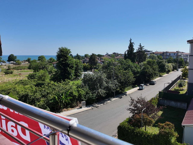 AKYAZI'DA SAHİLE 200 METRE MESAFEDE, 100 M² KİRALIK ÇATI KATI DAİRE