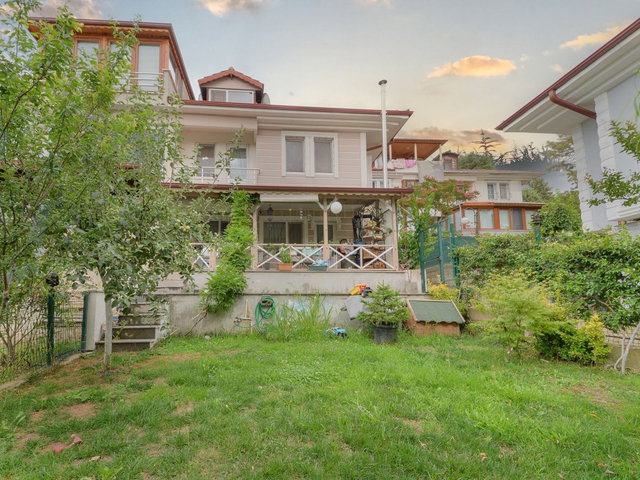 BAŞİSKELE BAHÇEÇIK KILIÇASLANDA SATILIK 3+1 VİLLA
