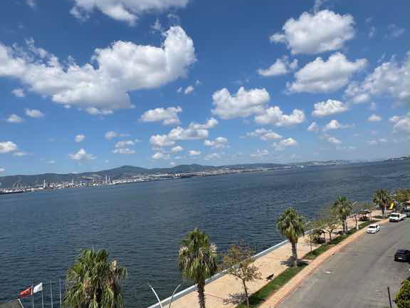 SAHİL CADDESİNDE DENİZE SIFIR 2+1 EŞYALI