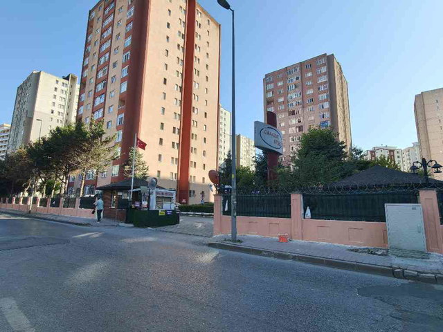 BARBAROS HAYRETTİNDE METROBÜSE ÇOK YAKIN SİTE İÇİNDE. 3+1 KİRALIK DAİRE