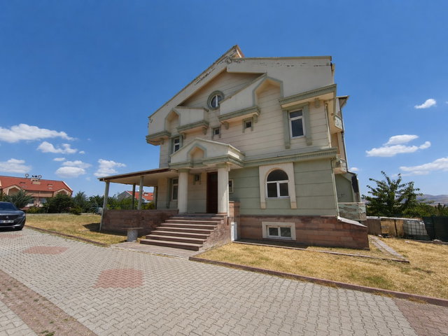GÖLBAŞI MOGAN SEVGİ ÇİÇEĞİ SİTESİ’NDE  7+2 300 M² VİLLA