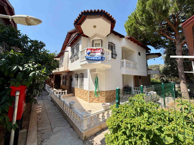KUŞADASI BAYRAKLIDEDE MEHMET ŞÜKRÜ PAT SİTESİ'NDE SATILIK GENİŞ İKİZ VİLLA