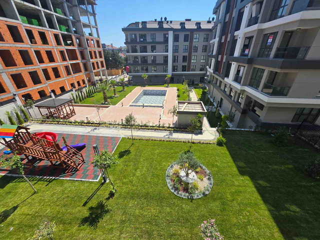 REMAX GELİŞİM'DEN BEYLİKDÜZÜ MEVSİM EVLERİ SİTESİNDE SATILIK 2+1 ARA KAT