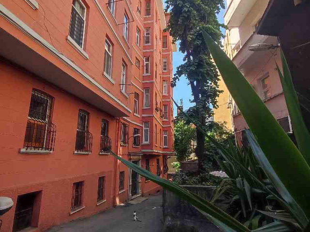 BEYOĞLU’NDA  İSTİKLAL CAD'YE KOMŞU GALATA KULE MANZARALI  BALKONLU 3+1