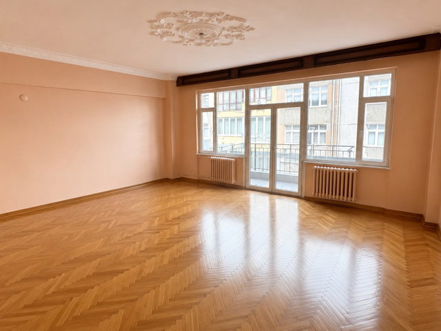 MODA CADDESİ ÜZERİNDE, ASANSÖRLÜ BİNADA, ÇİFT CEPHELİ 3+1 DAİRE