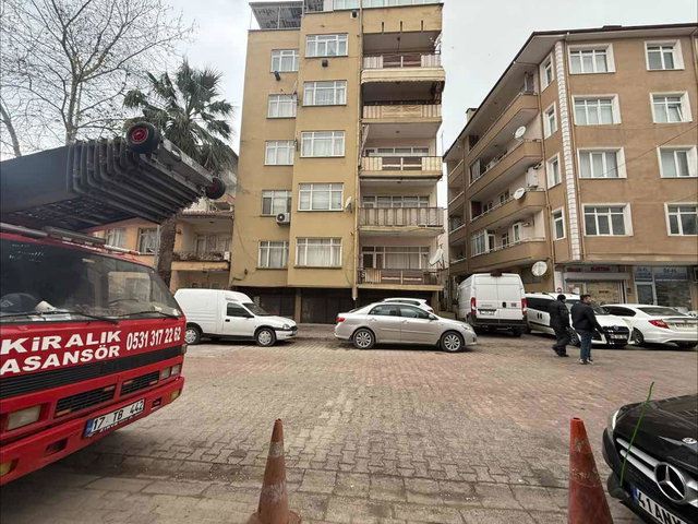 KADIKÖY BULVAR MEVKİİNDE SATILIK 2+1 ARAKAT DAİRE