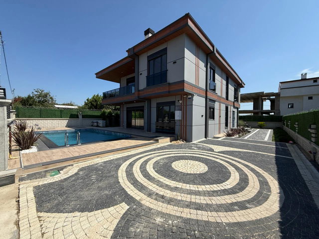 SILIVRI SELIMPAŞA'DA HAVUZLU OTOPARKLI 7+1 LÜKS MÜSTAKIL TRIPLEKS VILLA