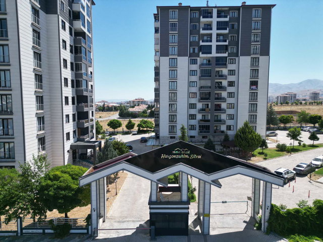 YAKINCA HARZEMŞAHLAR SİTESİNDE SATILIK ARAKAT 3+1 DAİRE