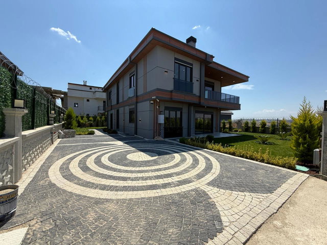 SİLİVRİ SELİMPAŞA'DA 7+1 MÜSTAKIL TRIPLEKS VILLA