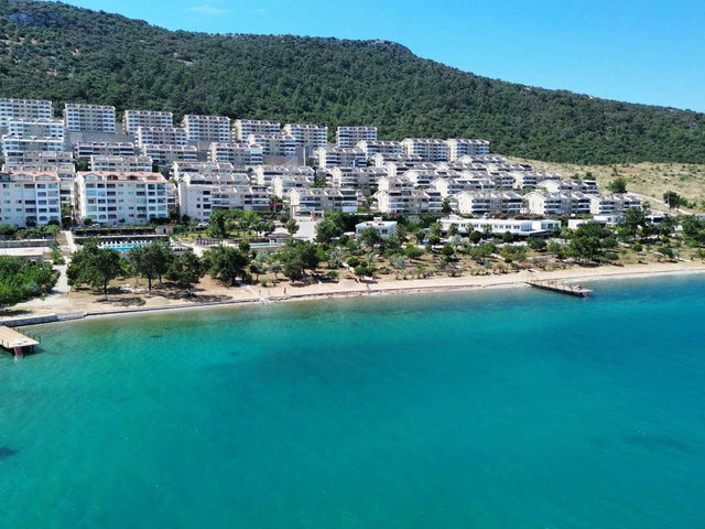 DOĞA İLE İÇ İÇE DENİZE SIFIR ÖZEL PLAJLI 2+1 DAİRE