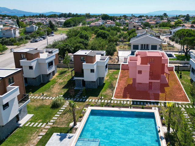 İZMİR DİKİLİ’DE SIFIR DENİZE YAKIN MÜSTAKİL SIFIR 4+1 VİLLA