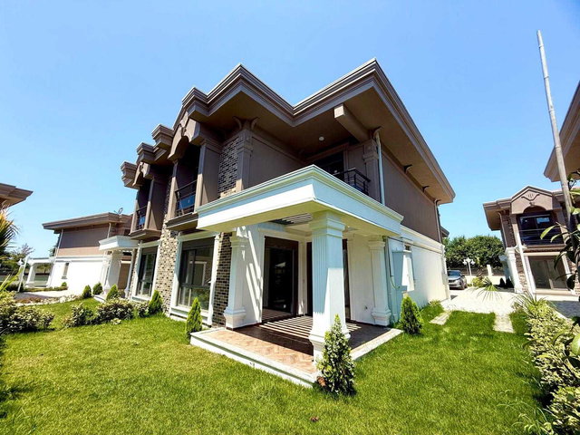 KOCAELI BAŞISKELE'DE SITE İÇINDE SATILIK 4+1 LÜKS VILLA