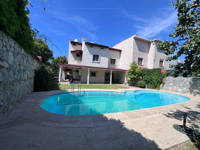 URLA BINKONUTLARDA SITE İÇI MÜSTAKIL HAVUZLU SATILIK VILLA