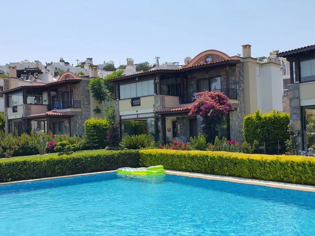 GÜNDOĞAN'DA 4+1 DENIZ MANZARALI EŞYALI BAHÇELI VILLA | GÜVENLIKLI SITE