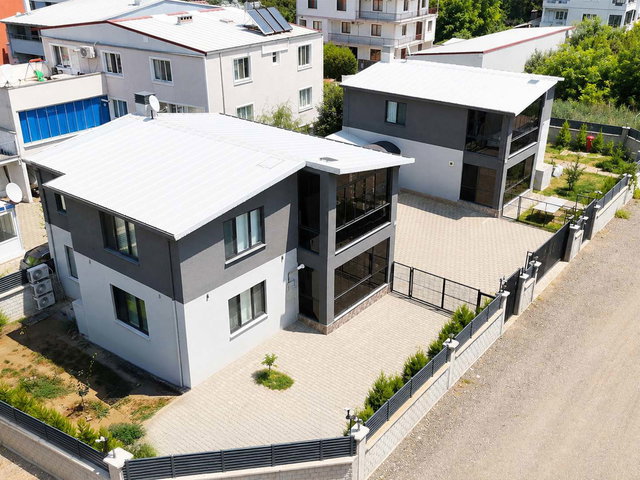 REMAX BEYAZ | BURSA ADAKÖY''DE 695 M² ARSA'DA MÜSTAKİL LÜKS VİLLA