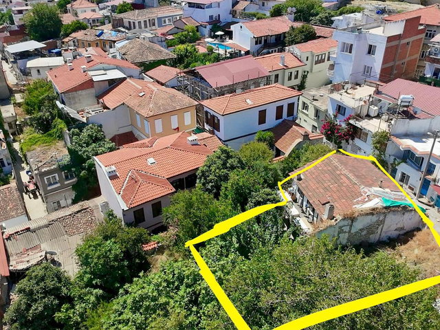 KUŞADASI LİMANINA 400 MT MESAFEDE EV VE ARSA!