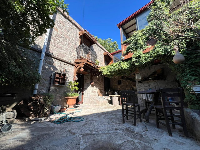 ASSOS'TA TURİZM İMARLI EŞYALI MÜSTAKİL TAŞ EV
