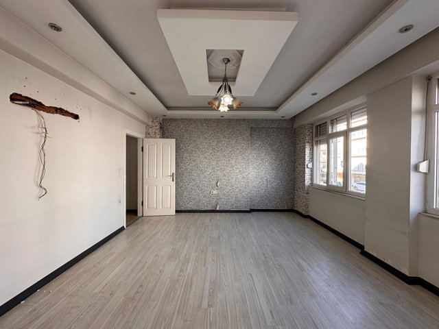 BAHÇELİEVLERDE GARAJLI GENİŞ 2+1 SATILIK DAİRE