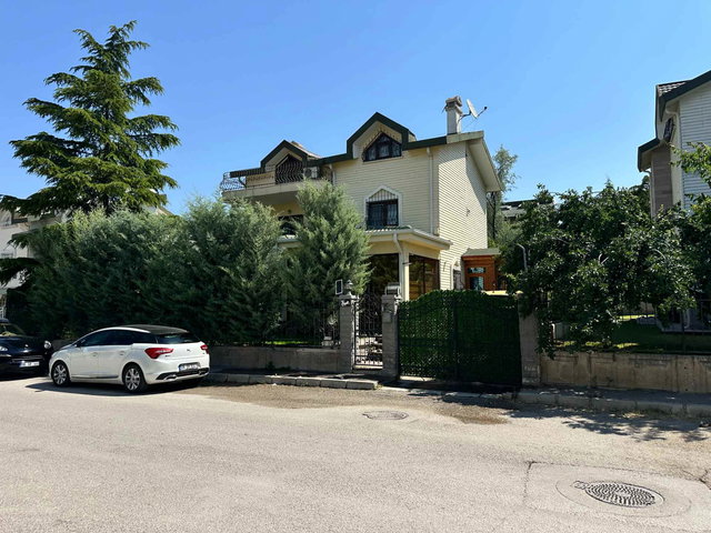 ÇAYYOLUNDA 6+1 SATILIK KIŞ BAHÇELİ BAKIMLI VILLA