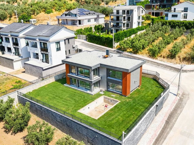 REMAX BEYAZ / NİLÜFERKÖY 5+1 LÜKS VİLLA
