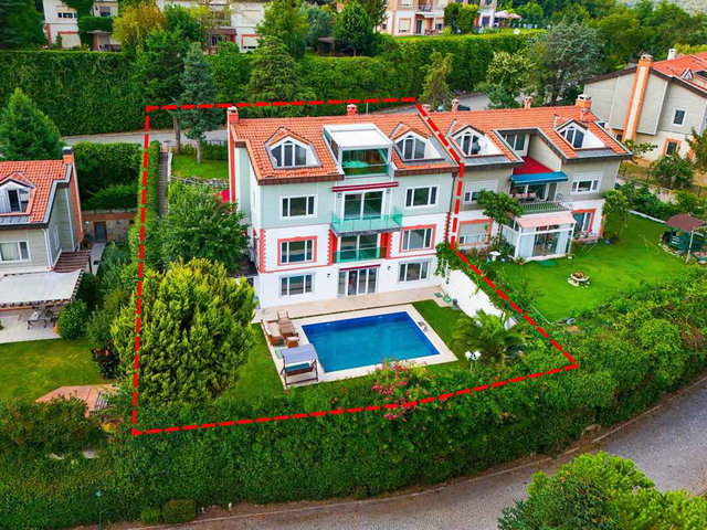 SARIYER DEMİRCİKÖY’DE SİTE İÇİNDE HAVUZLU, 4 KATLI 7+3 ULTRA LÜKS VİLLA