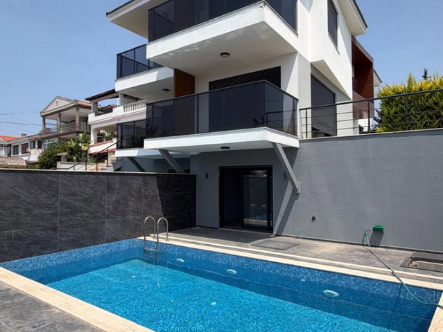 ÇEŞME ALAÇATI’DA HİÇ OTURULMAMIŞ DENİZ MANZARALI MÜSTAKİL HAVUZLU 3+2 VİLLA