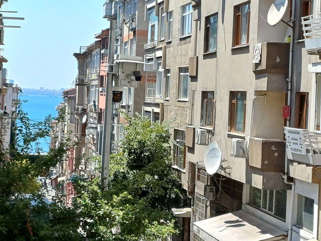 YELDEĞİRMENİ'NINDE SATILIK 2+1  ARA KAT 80M2 DAİRE