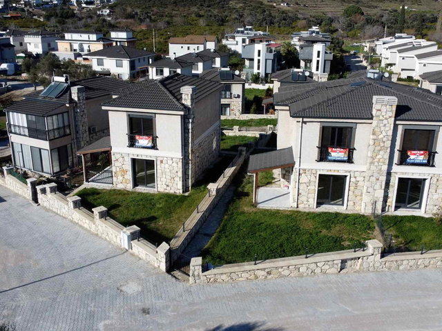 REMAX YELKEN'DEN SIĞACIKTA SATILIK İKİZ TAŞ VİLLA