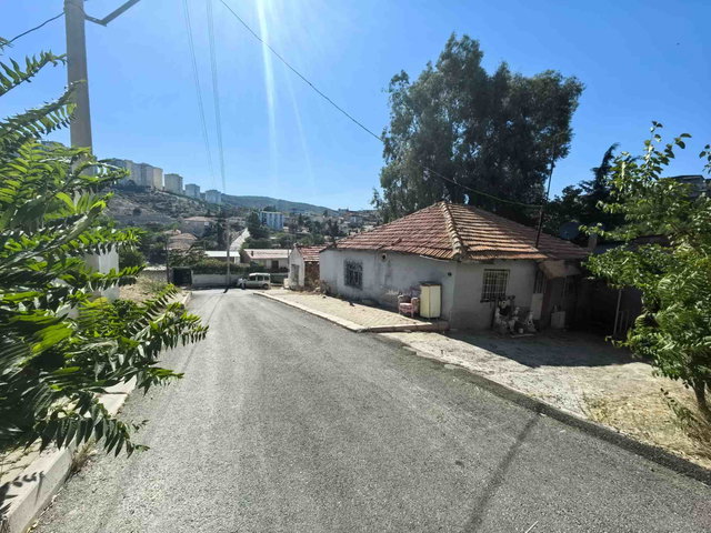 İZMIR KARABAĞLAR CENNETÇEŞME SATILIK KARGIR EV – ARSA